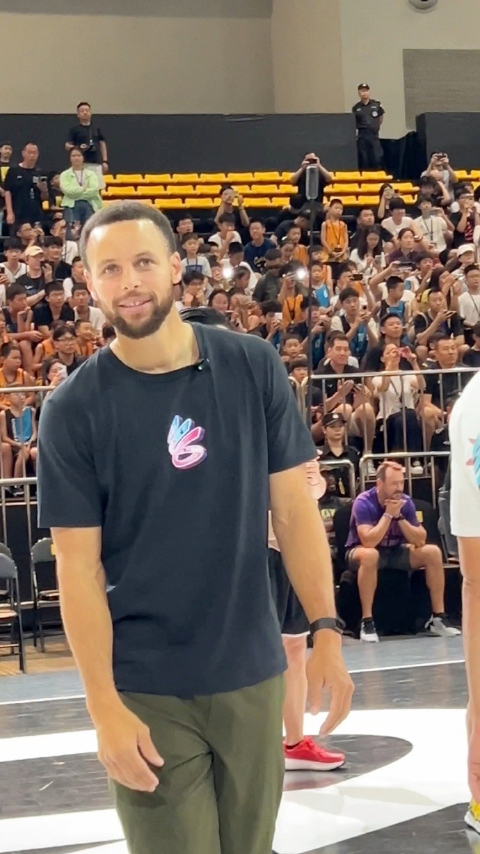 LOL世界赛直播-美女主持人晒现场活动照：打卡三天 天天看库里