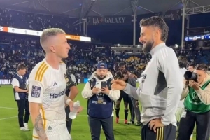 电竞竞猜-聊啥呢？罗伊斯、吉鲁洛杉矶德比赛后热聊，前者梅开二度