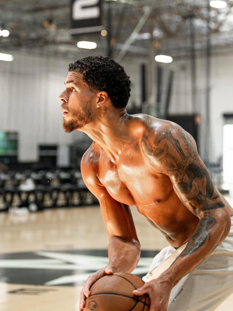 赛程表-小波特社交媒体展示训练成果 肌肉线条凸显专业实力