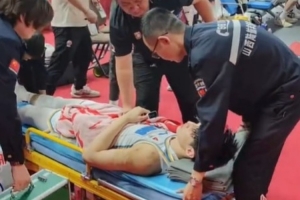 曾凡博摔伤后在场边完全昏迷 但山西主场竟然没有急救的医生