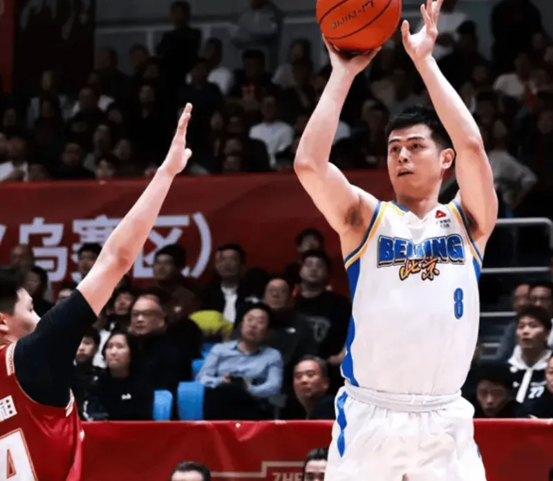 电竞竞猜-陈盈骏7中4得到14分3助攻3失误，方硕4中0得到0分2助攻